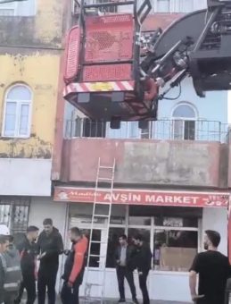 Kızıltepe'de ev alev topuna döndü! Faciadan dönüldü: 1'i bebek 4 kişi dumandan etkilendi