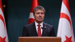 KKTC Başbakanı &Uuml;stel'den GKRY&rsquo;deki Paskalya kutlamalarında T&uuml;rk bayrağına &ccedil;irkin saldırıya tepki