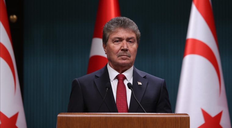 KKTC Başbakanı &Uuml;stel'den GKRY&rsquo;deki Paskalya kutlamalarında T&uuml;rk bayrağına &ccedil;irkin saldırıya tepki