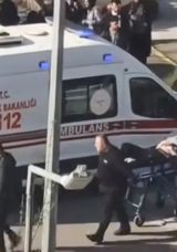 Kocaeli'de lise &ouml;ğrencileri birbirine girdi: Bı&ccedil;aklı kavgada 1 kişi yaralandı!