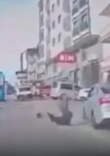 Kocaeli'de uyku felaketi getirdi! S&uuml;r&uuml;c&uuml; kaldırıma &ccedil;ıktı&hellip; Dehşet anları g&uuml;venlik kameralarına saniye saniye yansıdı!