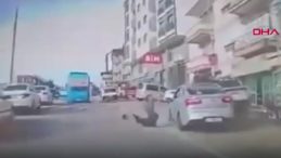 Kocaeli'de uyku felaketi getirdi! S&uuml;r&uuml;c&uuml; kaldırıma &ccedil;ıktı&hellip; Dehşet anları g&uuml;venlik kameralarına saniye saniye yansıdı!
