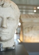 Kolezyum'da Troya r&uuml;zgarı! 221 eserle tarih d&uuml;nya sahnesine &ccedil;ıkıyor: 50 eser ilk kez g&uuml;n y&uuml;z&uuml;nde!