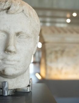 Kolezyum'da Troya r&uuml;zgarı! 221 eserle tarih d&uuml;nya sahnesine &ccedil;ıkıyor: 50 eser ilk kez g&uuml;n y&uuml;z&uuml;nde!