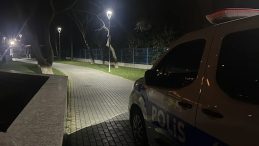 Konya&rsquo;da Parkta Bı&ccedil;aklı Kavga: 3 Kişi Yaralandı!
