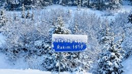 K&ouml;se Dağı beyaza b&uuml;r&uuml;nd&uuml;: Nisan ortasında kar esareti!