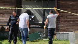 K&ouml;t&uuml; kokudan ş&uuml;phelenmişlerdi… Reklam panosundan insan cesedi &ccedil;ıktı