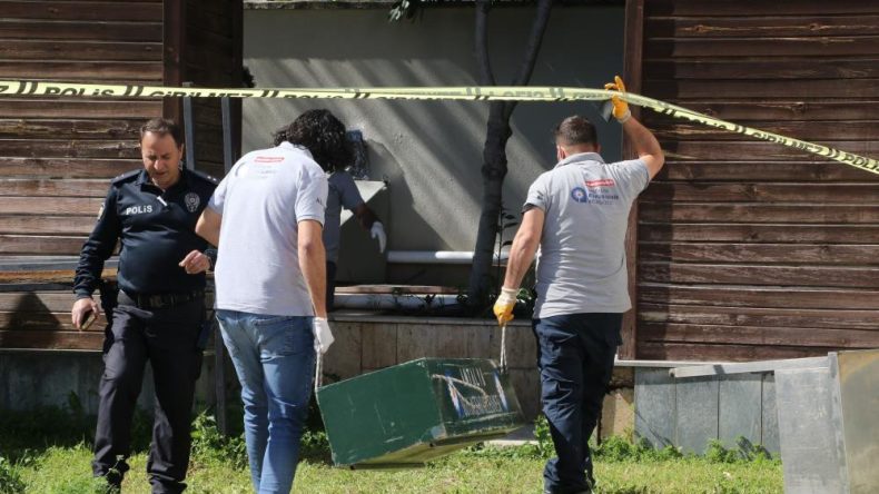 K&ouml;t&uuml; kokudan ş&uuml;phelenmişlerdi… Reklam panosundan insan cesedi &ccedil;ıktı