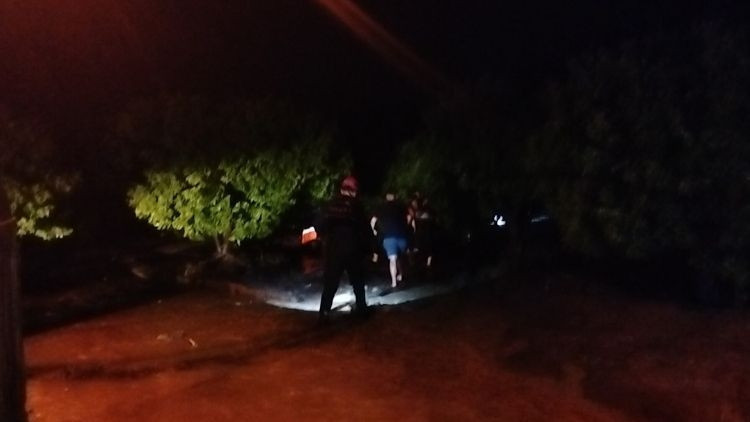 Kozan&rsquo;da sel faciası&hellip; Akıntıya kapılan ara&ccedil;ta can pazarı: 2 kişiden biri hayatını kaybetti