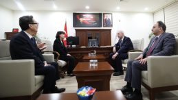 Kurtulmuş, Koreli Milletvekilini Tedavi G&ouml;rd&uuml;ğ&uuml; Hastanede Ziyaret Etti