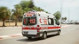 Kurtuluş Parkı&rsquo;nda izinsiz g&ouml;steriye m&uuml;dahale: 10 polis yaralandı