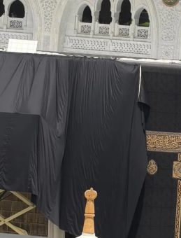 Kutsal topraklarda hac mesaisi: K&acirc;be ihrama b&uuml;r&uuml;n&uuml;yor