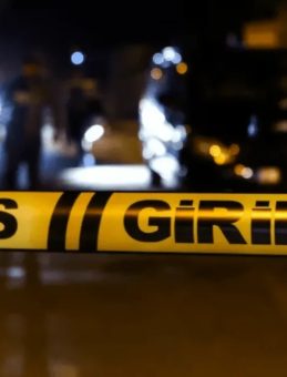 K&uuml;&ccedil;&uuml;k&ccedil;ekmece'de silahlı saldırı! 2 kişi yaralandı: Ş&uuml;pheli g&ouml;zaltında