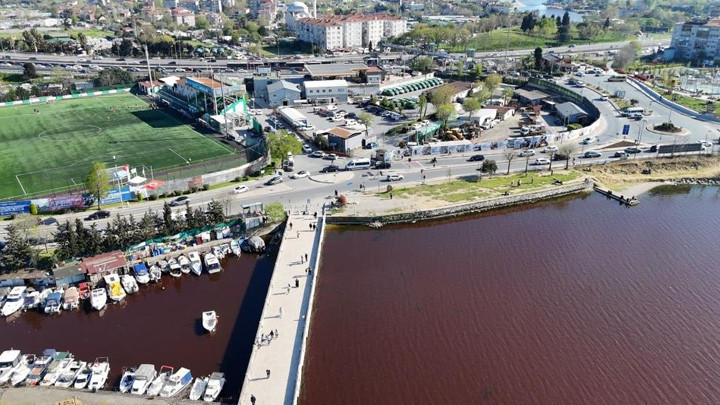 K&uuml;&ccedil;&uuml;k&ccedil;ekmece'deki Menekşe Deresi'nin rengi değişti! 'Yaz ayında burada aşırı derecede pis koku oluyor'