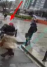 K&uuml;&ccedil;&uuml;k&ccedil;ekmece&rsquo;de akılalmaz kaza! Otob&uuml;sten inerken kabusu yaşadı: Motosikletin kadına &ccedil;arptığı anlar kamerada&hellip;