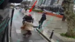 K&uuml;&ccedil;&uuml;k&ccedil;ekmece&rsquo;de akılalmaz kaza! Otob&uuml;sten inerken kabusu yaşadı: Motosikletin kadına &ccedil;arptığı anlar kamerada&hellip;