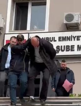 Kuyumcudan el &ccedil;abukluğu ile y&uuml;z&uuml;k &ccedil;alan hırsız yakalandı