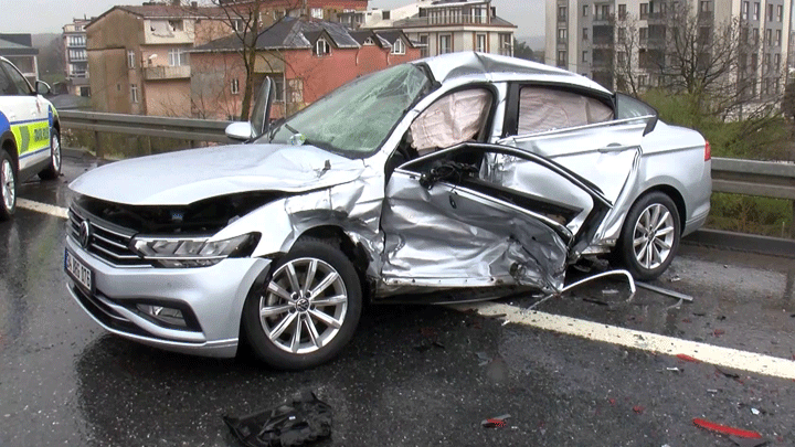 Kuzey Marmara Otoyolu'nda 3 aracın karıştığı zincirleme kaza: 4 yaralı! 'Aşırı buzlanma olmuş'