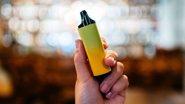 &ldquo;Elektronik sigara, klasik sigaraya kıyasla daha d&uuml;ş&uuml;k risk taşıyabilir&rdquo;