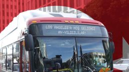 Los Angeles&rsquo;taki otob&uuml;slere "Hoş geldiniz Ay Yıldızlılar" yazıldı