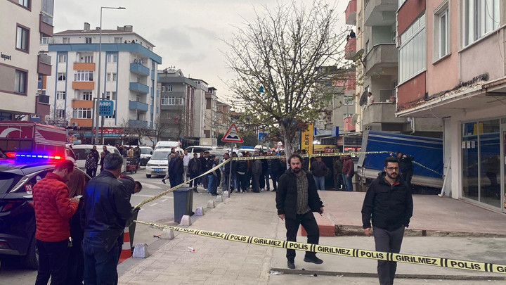 &lsquo;Kokore&ccedil; kalmadı&rsquo; tartışması kanlı bitti! Esnafı, evinin penceresinden t&uuml;fekle ateş ederek ağır yaraladı
