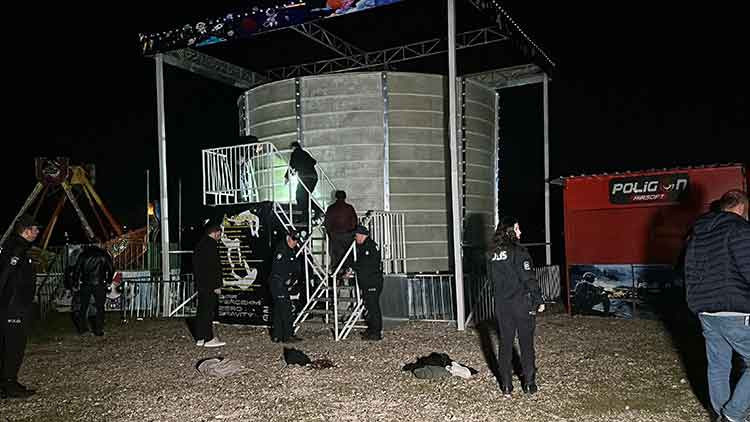 Lunaparkta 'sıfır yer &ccedil;ekimi' isimli oyun aletinden d&uuml;ş&uuml;p &ouml;ld&uuml;