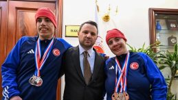 Madalyalı Kayak&ccedil;ılar Bakan G&uuml;rlek ile Buluştu