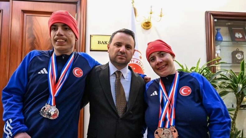 Madalyalı Kayak&ccedil;ılar Bakan G&uuml;rlek ile Buluştu