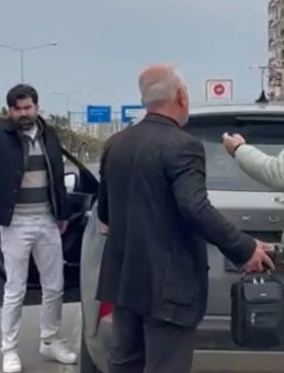 Maganda Avukat Savcının &Ouml;n&uuml;n&uuml; Kesti! Yumruklar, K&uuml;f&uuml;rler Havada U&ccedil;uştu