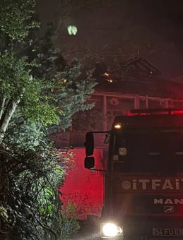 Mahalle Yanarken Onlar Derbi İzledi!