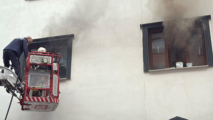 Manisa'da evini ateşe veren kişi g&ouml;zaltına alınmıştı! Nezarethanede rahatsızlandı, kaldırıldığı hastanede hayatını kaybetti