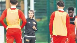 Marie-Louise Eta cam tavanı kırdı!