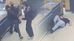 Market &ccedil;alışanını yumrukla yere serdi: İstanbul'daki korkun&ccedil; olay kamerada