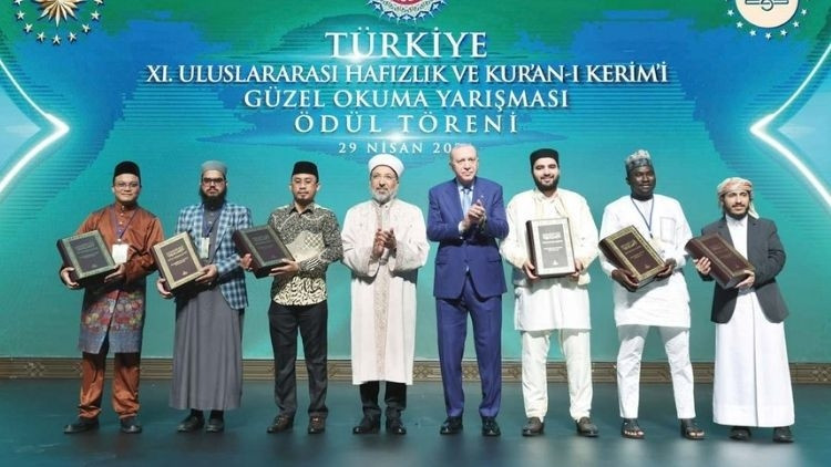 Medeni d&uuml;nya 3 maymunu oynuyor