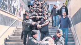 Mek&acirc;n kurşunlayan tetik&ccedil;iler tutuklandı