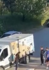 Merhametleriyle y&uuml;rek ısıttılar! Yaralı kedinin yardımına &ccedil;ocuklar koştu