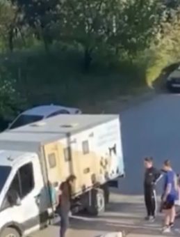 Merhametleriyle y&uuml;rek ısıttılar! Yaralı kedinin yardımına &ccedil;ocuklar koştu