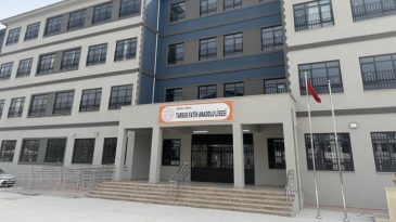 Mersin'in okulda tabancayla gelen lise &ouml;ğrencisi g&ouml;zaltına alındı