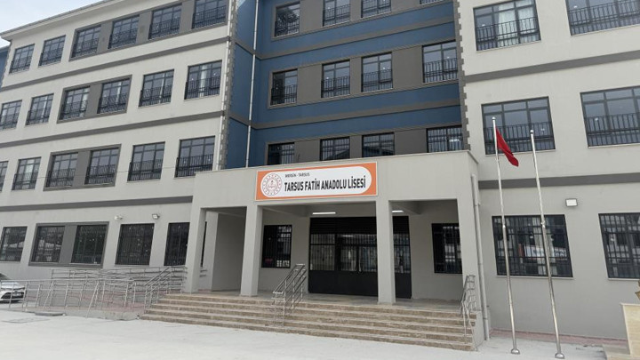 Mersin'in okulda tabancayla gelen lise &ouml;ğrencisi g&ouml;zaltına alındı