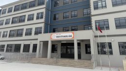 Mersin'in okulda tabancayla gelen lise &ouml;ğrencisi g&ouml;zaltına alındı