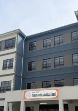 Mersin'de akılalmaz olay: Lisede silahla yakalandı!