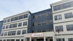 Mersin'de akılalmaz olay: Lisede silahla yakalandı!
