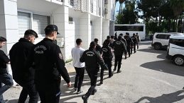 Mersin'de dolandırıcılık &ccedil;etesine operasyon: 100 milyon liralık işlem hacmi belirlendi! 7 kişi tutuklandı