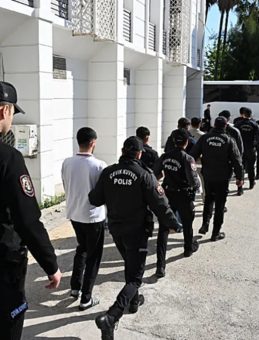 Mersin'de dolandırıcılık &ccedil;etesine operasyon: 100 milyon liralık işlem hacmi belirlendi! 7 kişi tutuklandı