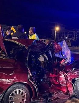 Mersin'de minib&uuml;s ile otomobil &ccedil;arpıştı: 1 &ouml;l&uuml;