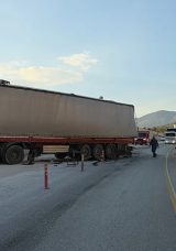 Mersin&rsquo;de mermer taşıyan TIR istinat duvarına &ccedil;arptı: 1 &ouml;l&uuml;, 3 yaralı!