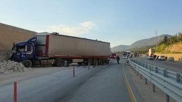 Mersin&rsquo;de mermer taşıyan TIR istinat duvarına &ccedil;arptı: 1 &ouml;l&uuml;, 3 yaralı!