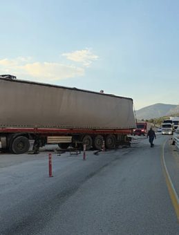 Mersin&rsquo;de mermer taşıyan TIR istinat duvarına &ccedil;arptı: 1 &ouml;l&uuml;, 3 yaralı!