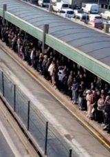 Metrob&uuml;s duraklarında yaşanan yoğunluk vatandaşı isyan ettirdi