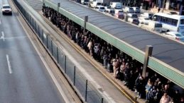 Metrob&uuml;s duraklarında yaşanan yoğunluk vatandaşı isyan ettirdi